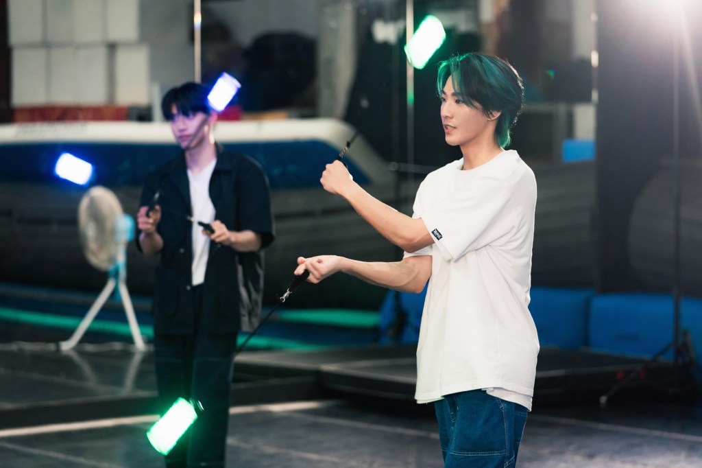 POI 左：文廷 右：煥鈞 (照片提供:索尼音樂)