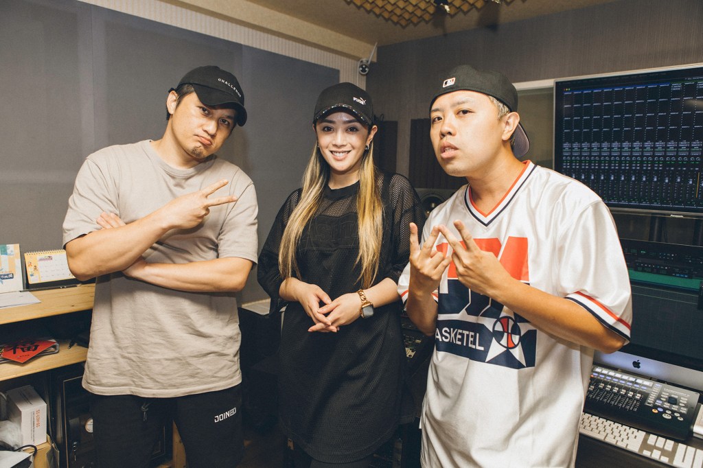 STACO（右）邀請甫獲第35屆金曲獎「最佳原住民語歌手獎」的舞思愛（中）一同合作〈枕頭山〉