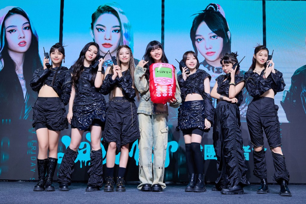 左起：丞妘、Vikky、粼粼、木木、栩栩、品妡、熙妍