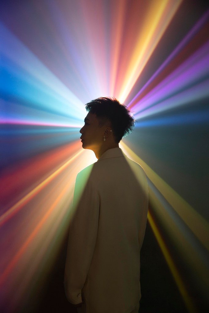 蕭秉治《活著Alive》主視覺光芒震懾