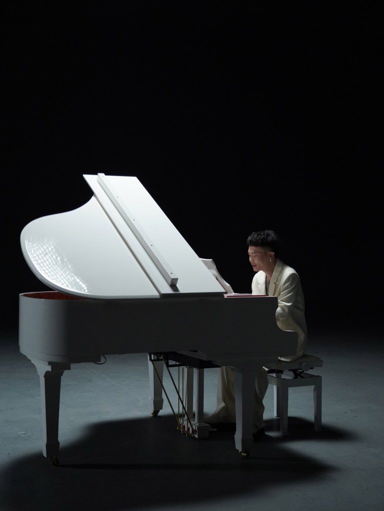 〈愛是痛苦的總和〉因你而活版MV，蕭秉治坐在鋼琴前，用他最擅長的琴聲敲進眾人心房
