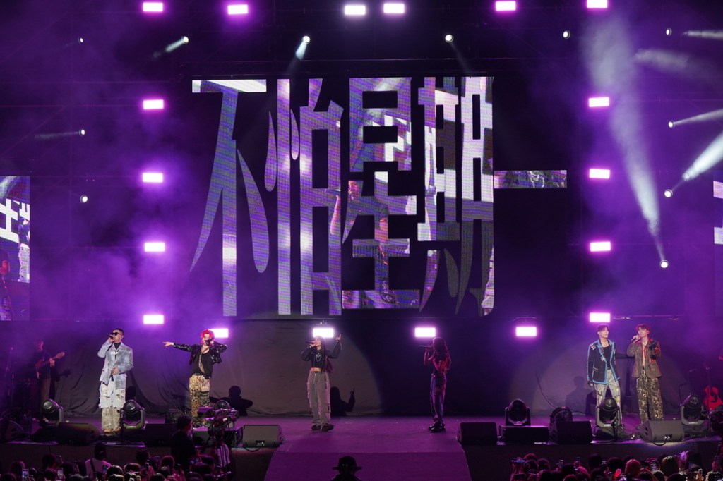 U:NUS與師妹雙人組合KAXA演出新歌〈不怕星期一〉(照片提供:滾石唱片)