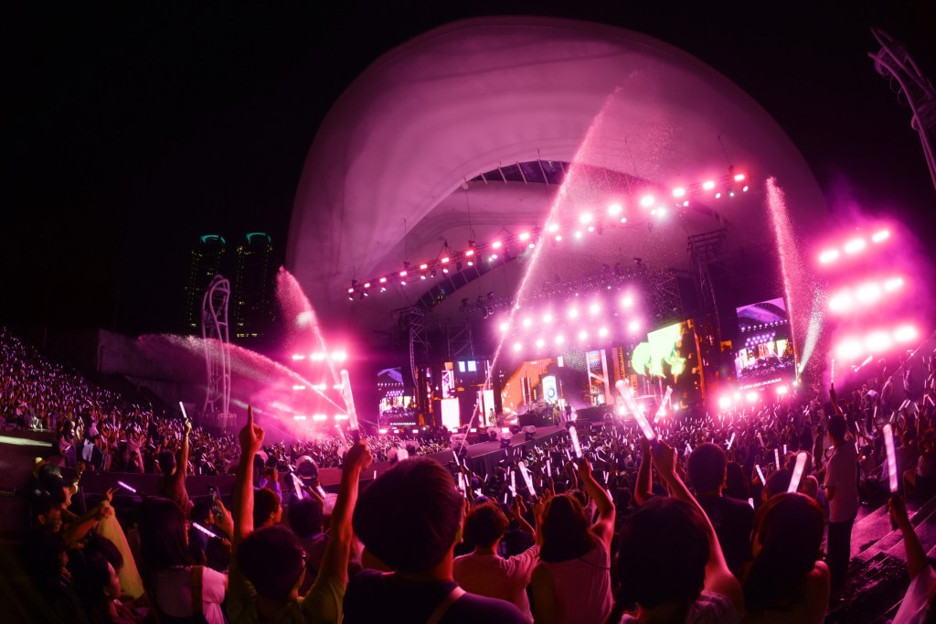 《八三夭水啦水啦2024 生日趴》開場曲《給想要綻放的人》舞臺上水火特效讓粉絲尖叫