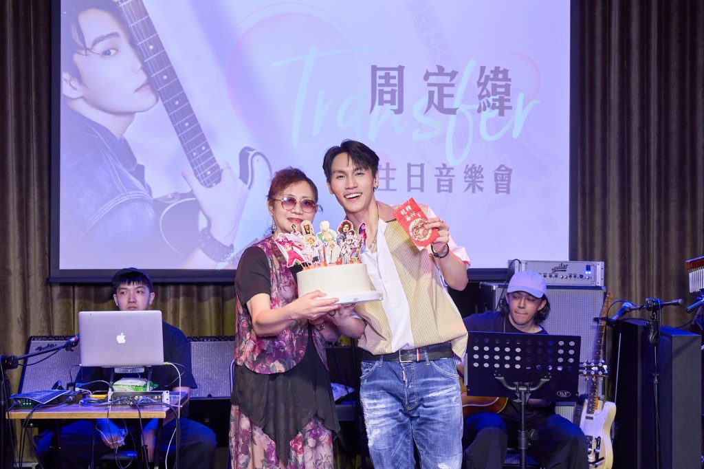 周媽媽送兒子蛋糕＋紅包過慶生