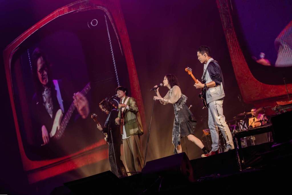 宇宙人與楊乃文一連帶來2首楊乃文經典歌曲嗨翻全場。（相信音樂提供）