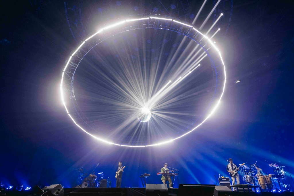 宇宙人將夢幻巨型宇宙星際飛碟轉移漂浮到高雄舞台。（相信音樂提供）