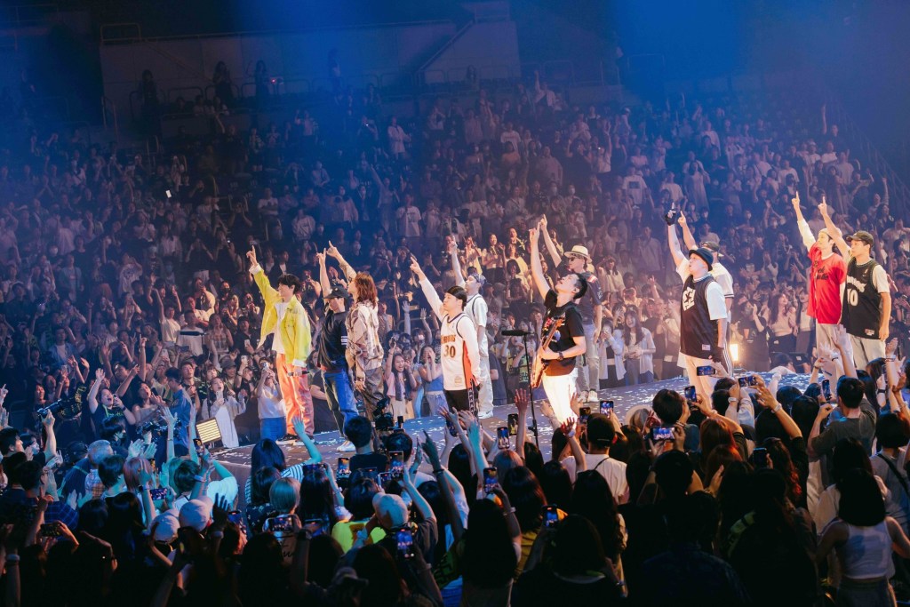 宇宙人與建中同窗白河幫舞力全開。（相信音樂提供）