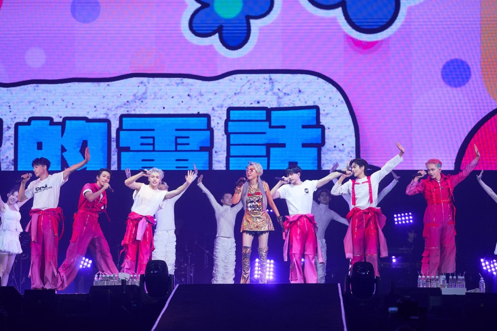 (左起)文廷、煥鈞、哲言、藍心湄、祖安、佳辰、子翔