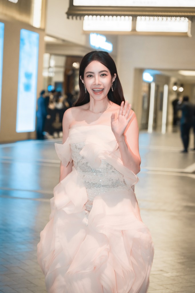 徐懷鈺出席澳門斯諾克時尚之夜，身穿淡黃色禮服展現典雅氣質。