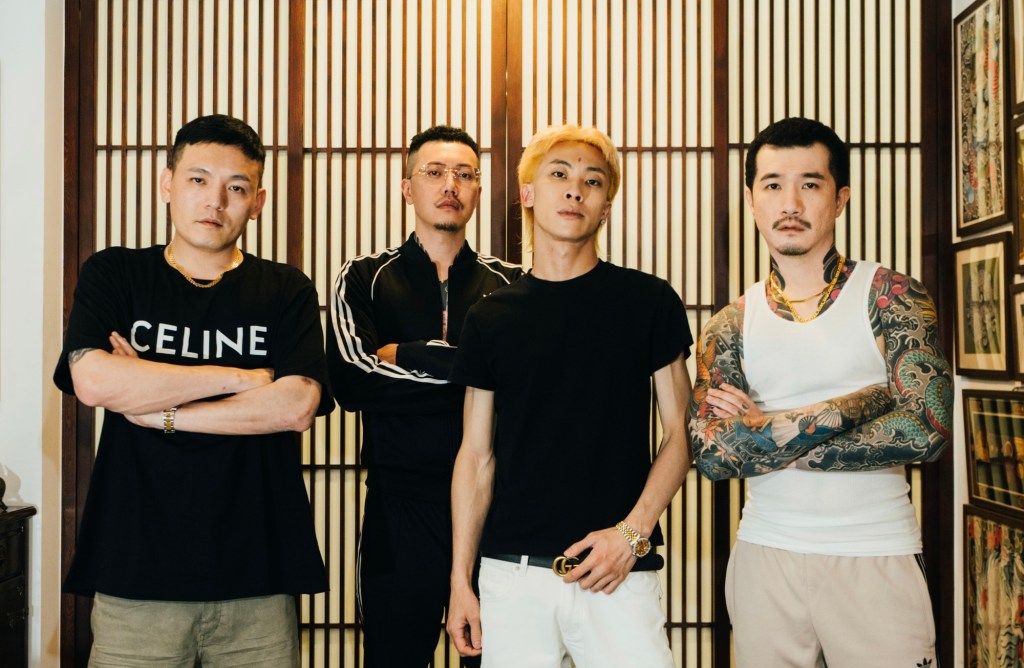 潤少(左三)新歌〈刺到整身軀〉揪天團玖壹壹春風(左一) 與嘻哈傳奇970阿土(左二)、 阿駿(右一)合唱