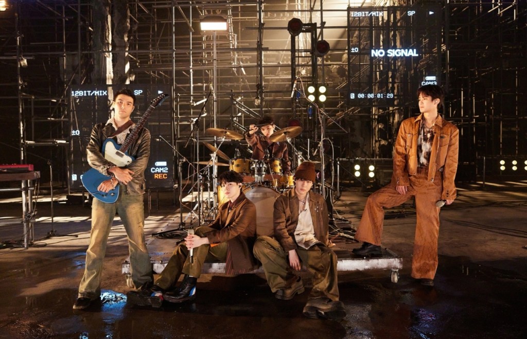 鳳小岳(左起)、尤長靖、朱星杰、早安和熊梓淇一公組合首戰告捷