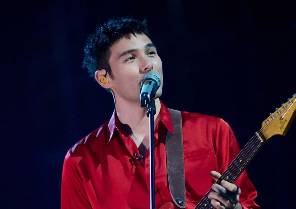 【UMG】鳳小岳參戰《披荊斬棘4》身穿紅色緞面襯衫與黑色西裝褲帥氣登場 個人初舞台 以紅色電吉他改編陶喆〈小鎮姑娘〉