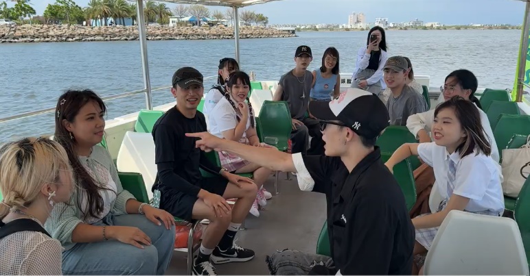 「Saturnday」與粉絲在船上進行遊戲