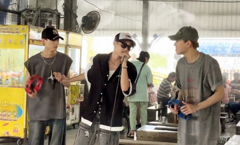 立杰接受懲罰在烤蚵廣場大唱情歌，成員義氣鈴鼓伴舞