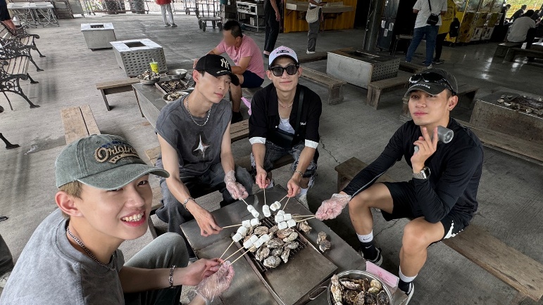 「Saturnday」成員為粉絲親手烤棉花糖

