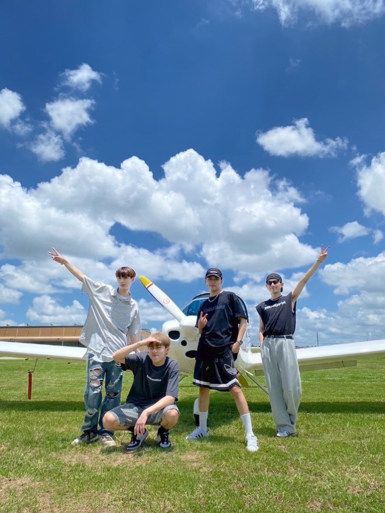 「Dolfan」推「Saturnday」親簽旅遊照明信片及收藏寫真

