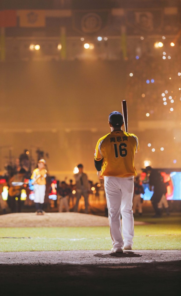 大小周思齊相視，象徵著周思齊對棒球的初衷與熱愛始終如一