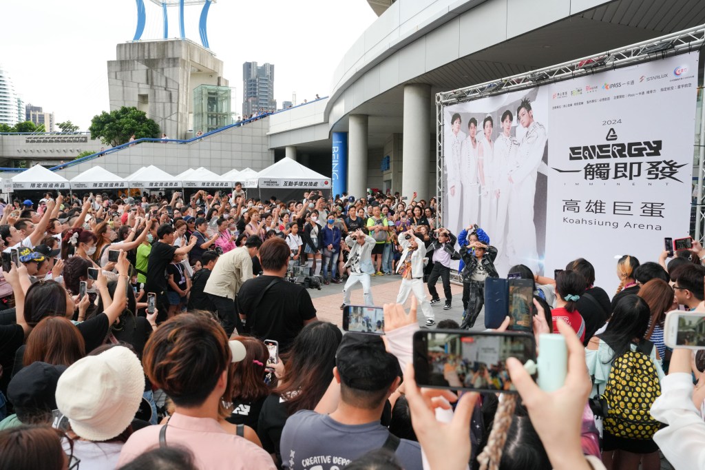 小Energy神還原〈星期五晚上〉MV造型及情節