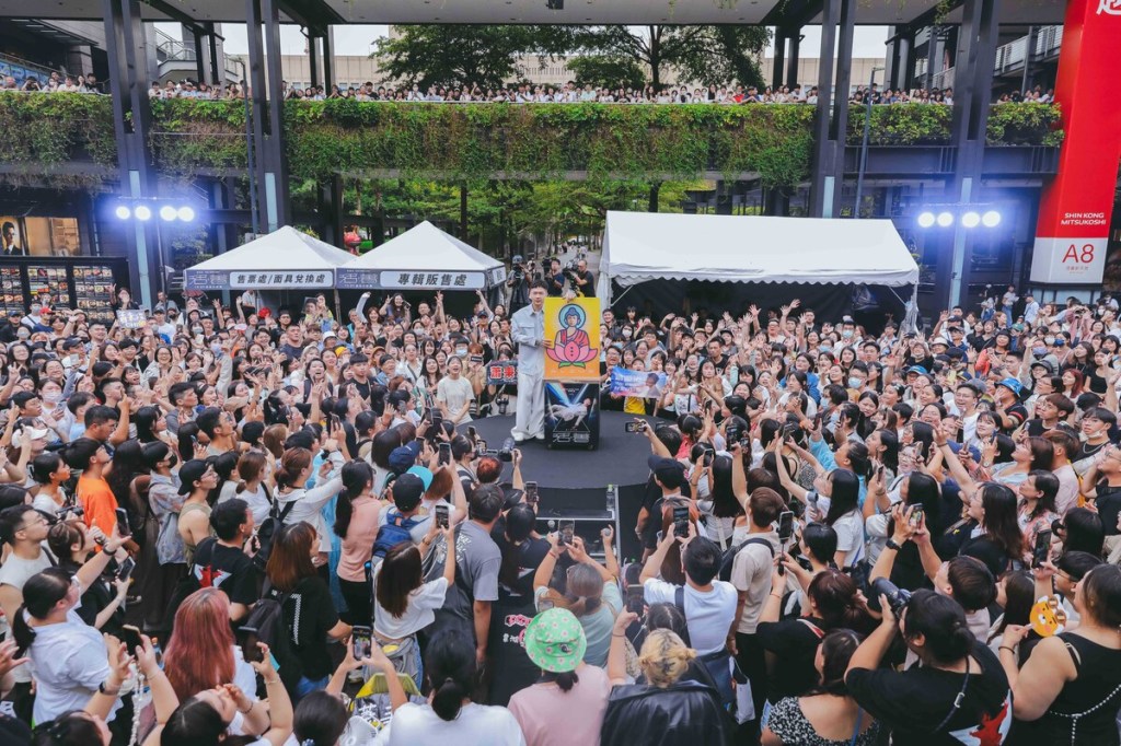 蕭秉治大玩「活」著的諧音哏，做出壓克力Q版「蕭秉治佛祖」，祝蕭秉治跟歌迷長長久久「佛 ever」(諧音 FOEVER)