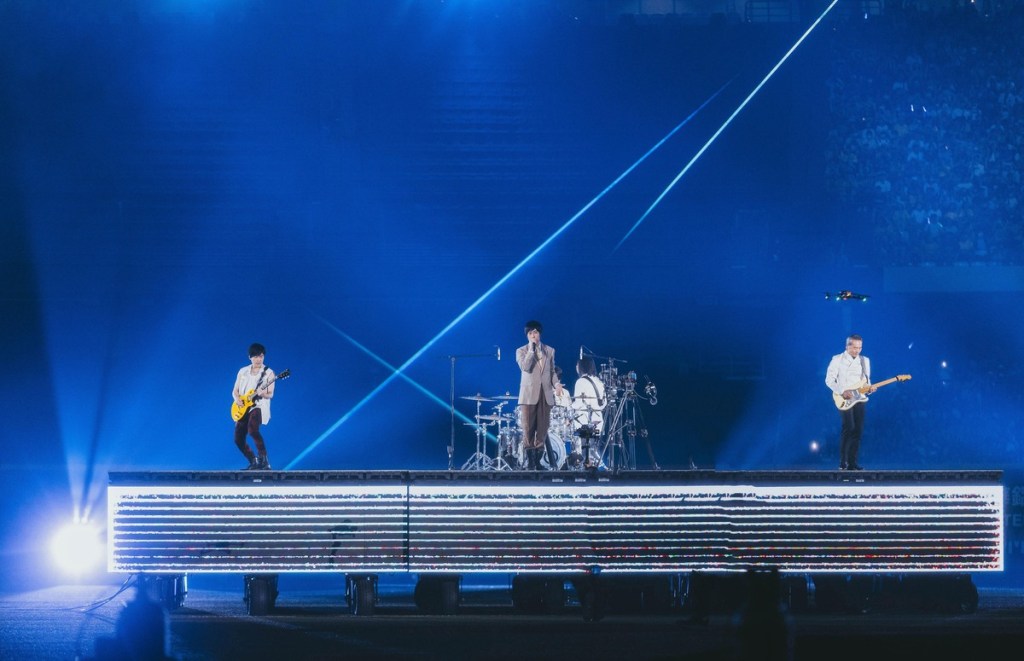 五月天演出，整場裝置於賽後20分鐘內以最快速度動員500個工作人員，完成舞台搭建與地面燈和喇叭設置