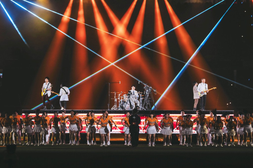 五月天打造移動舞台 動員500人一「齊」獻上最誠摯演出