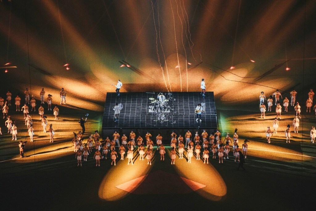 五月天演出，整場裝置於賽後20分鐘內以最快速度動員500個工作人員，完成舞台搭建與地面燈和喇叭設置