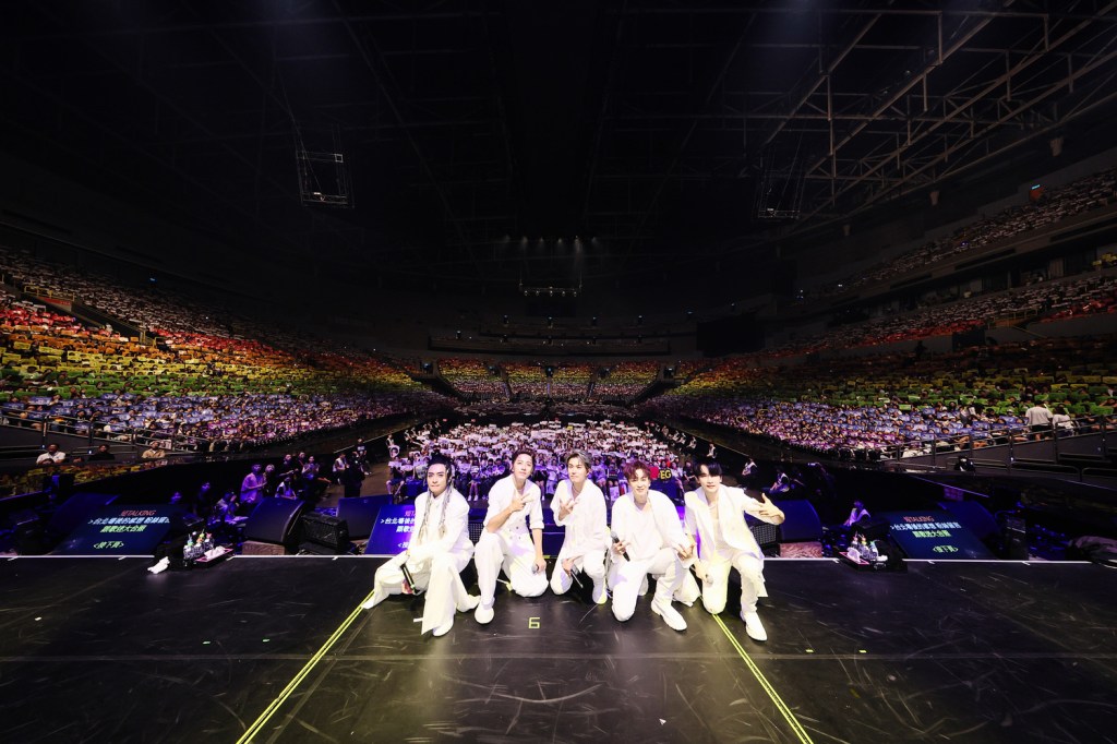 歌迷彩虹應援逼哭Energy