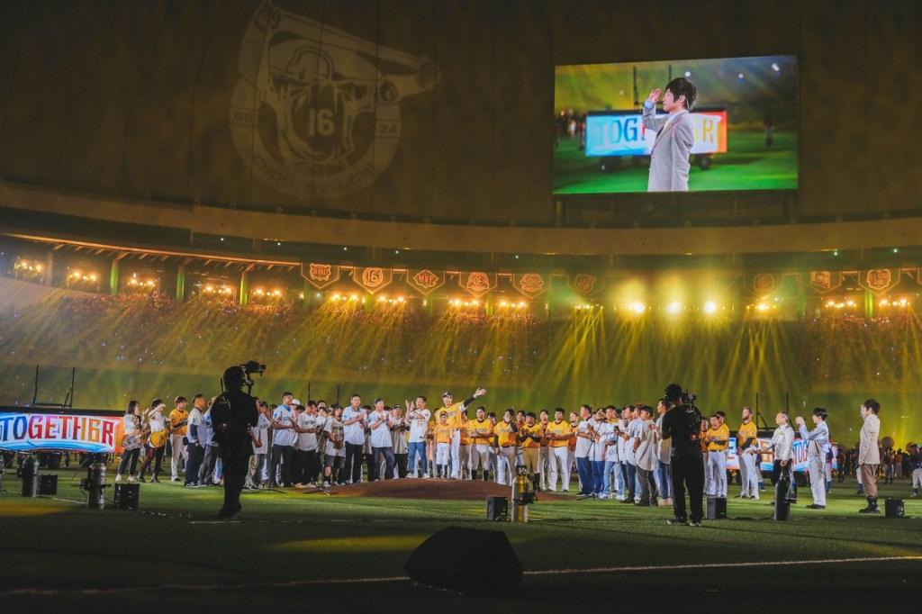 五月天深感榮幸能在周思齊偉大旅程中演出，成為背景應援之一