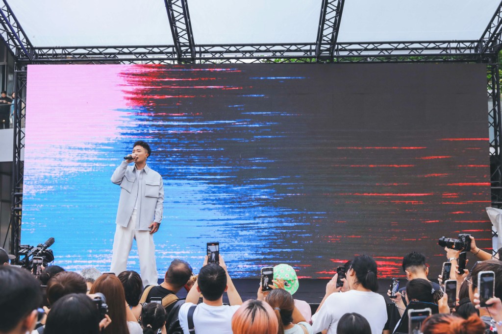 蕭秉治演唱多首歌曲