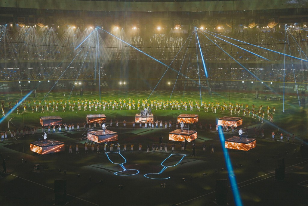 五月天唱到〈乾杯〉與周思齊創辦的「球芽基金」 43名小球員出場一「齊」乾杯