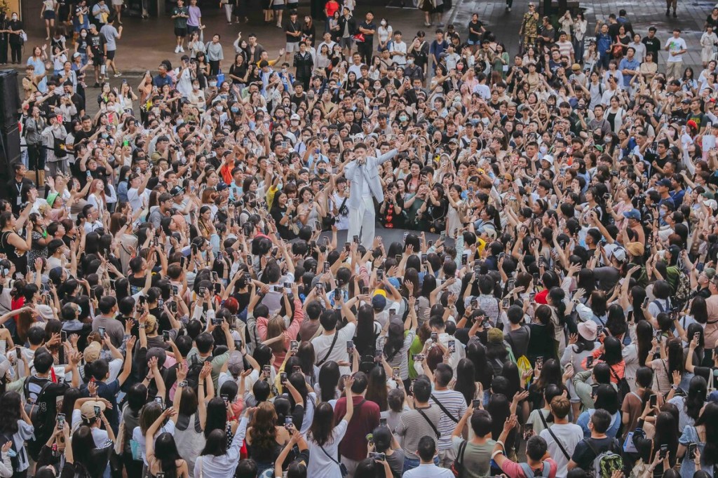 蕭秉治走到小舞台和歌迷大合唱