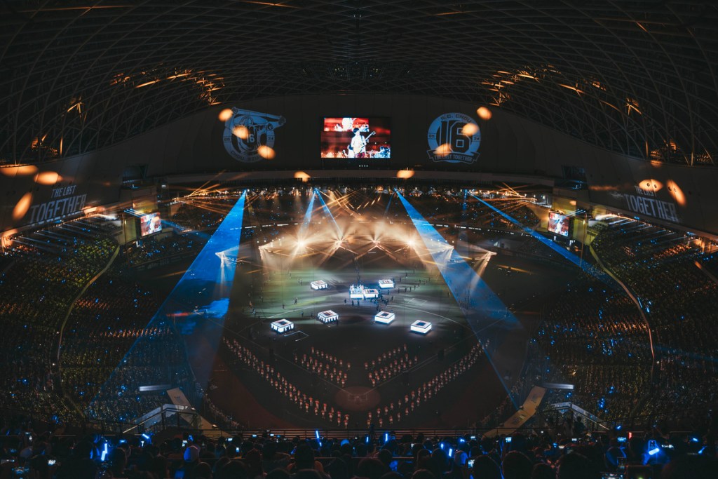 出動了600組電腦燈具包覆住整個大巨蛋場內