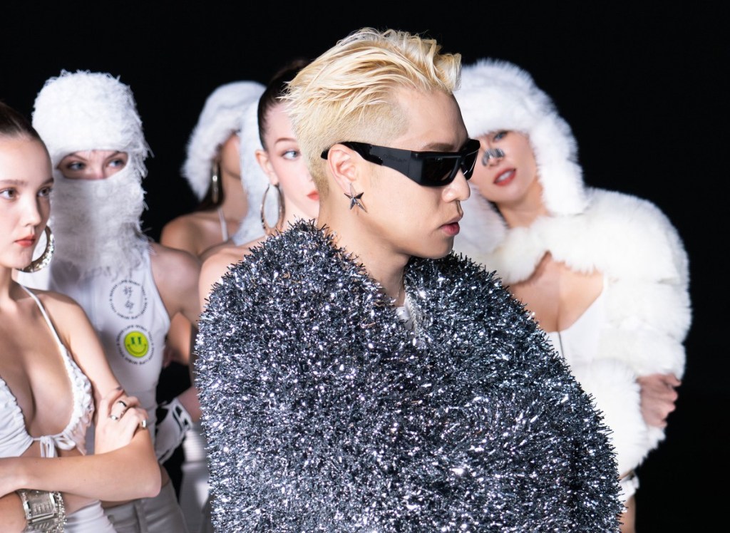 【UMG】周湯豪REALIVE(R2)特仕版演唱會全新預告短片 換上銀蔥大衣 帥痞一笑露REALIVE字樣銀色牙套 展現蓄勢待發氣勢