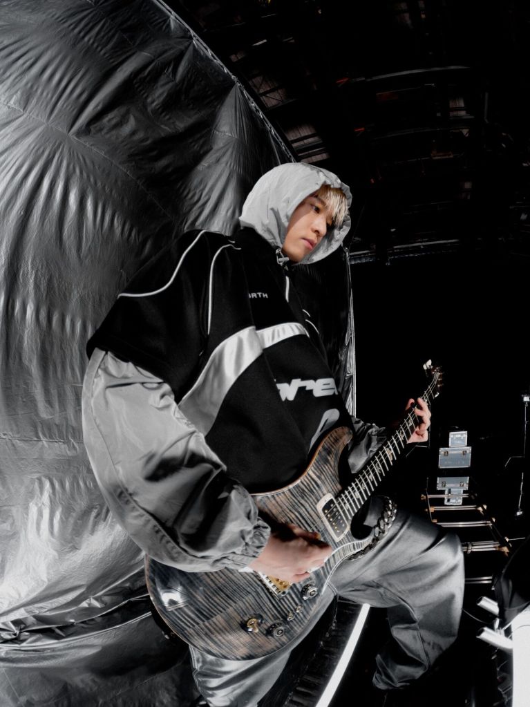 周湯豪新歌畫面採用大量金屬色，充滿強烈Y3K風格