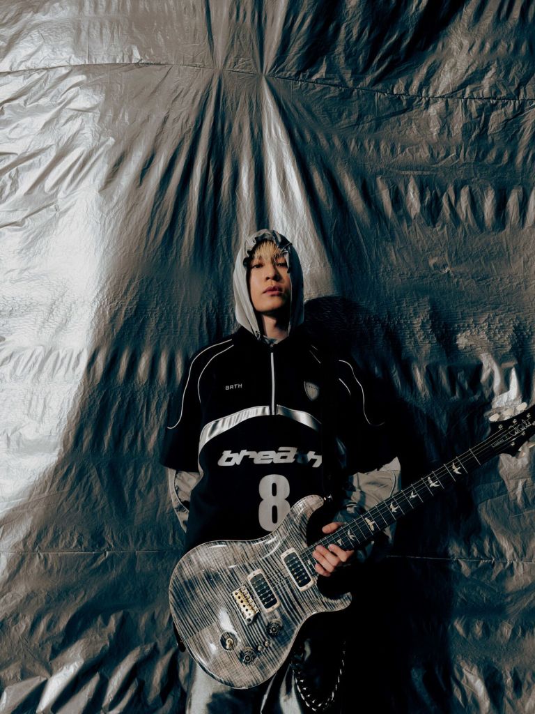 周湯豪新歌畫面採用大量金屬色，充滿強烈Y3K風格