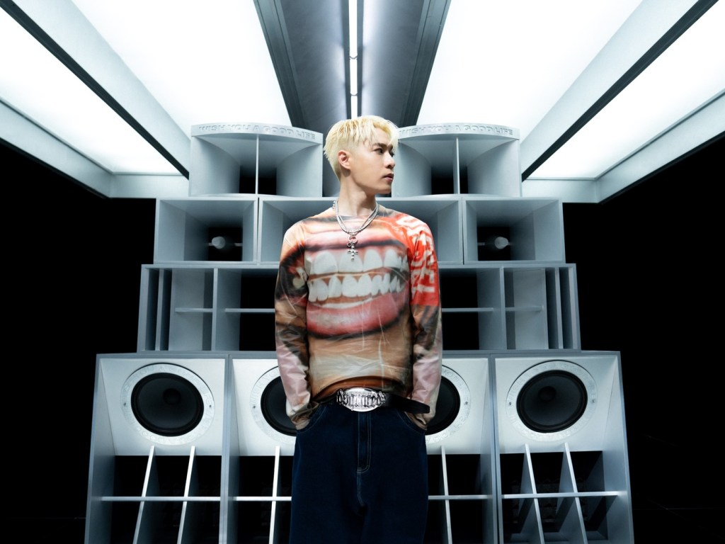 周湯豪新歌畫面採用大量金屬色，充滿強烈Y3K風格