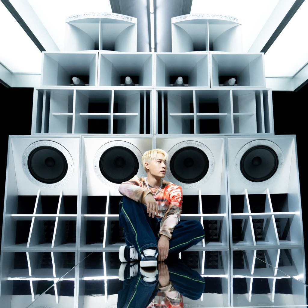 周湯豪新歌畫面採用大量金屬色，充滿強烈Y3K風格