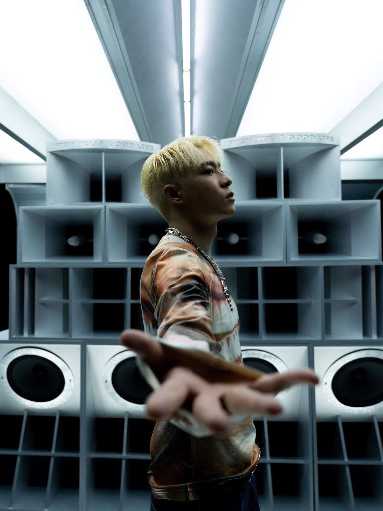 周湯豪新歌畫面採用大量金屬色，充滿強烈Y3K風格