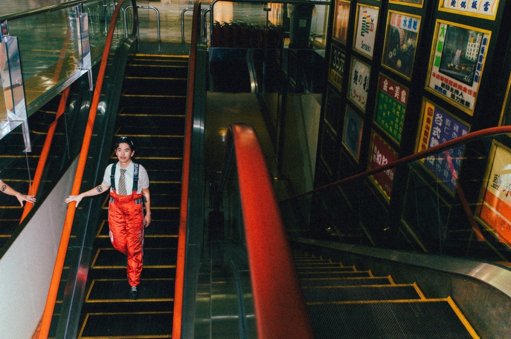 專輯首波主打〈修理車〉是一首企圖成為今年引發傳唱的台語K歌