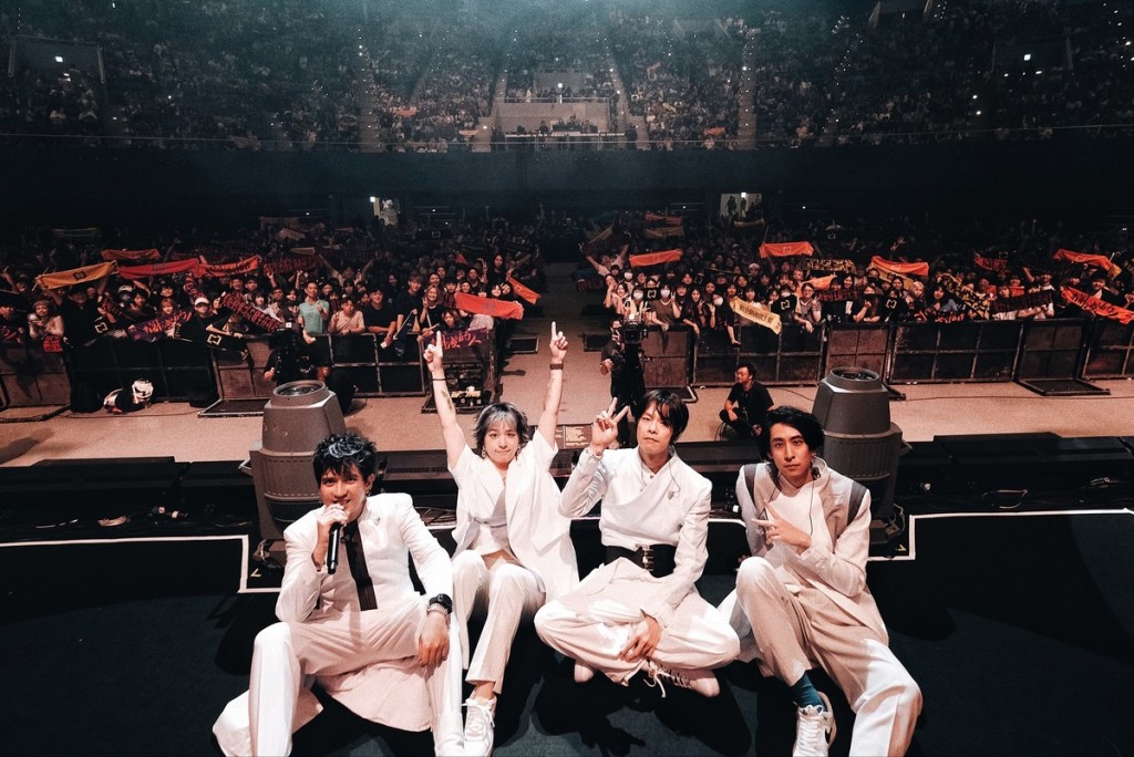 【NEWS】康士坦的變化球8/31前進高流開唱 身穿一襲白色長版大衣登場 以一首〈Hi There〉劃破全場&nbsp;瞬間點燃3千名樂迷熱情