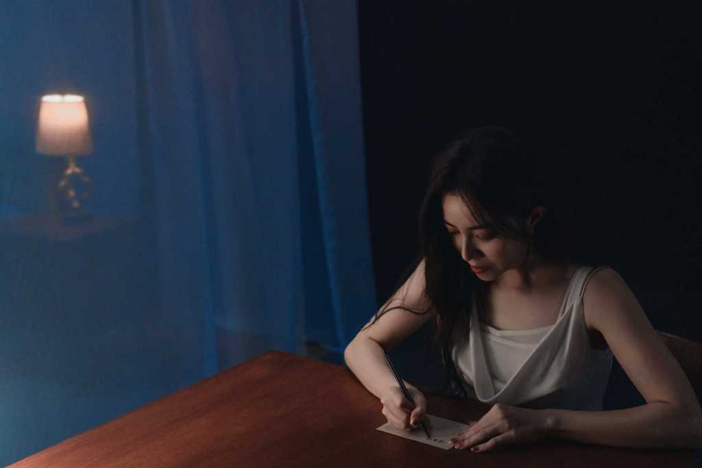 徐懷鈺邀請歌迷一起猜〈小事情〉MV中她具體飾演的角色,將送出她劇中手寫的卡片。(圖/滾石唱片提供)