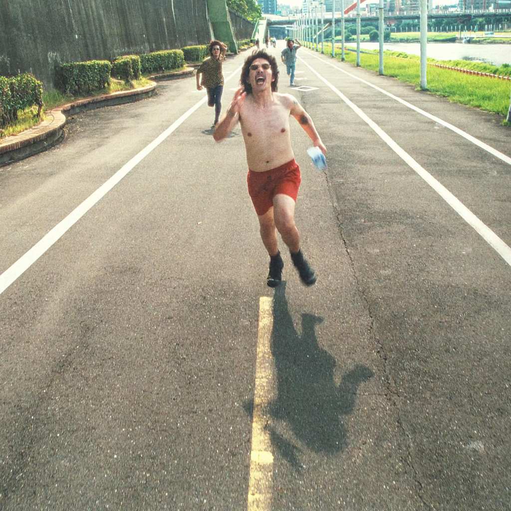 為了拍MV FunkyMo犧牲半裸在街上奔跑