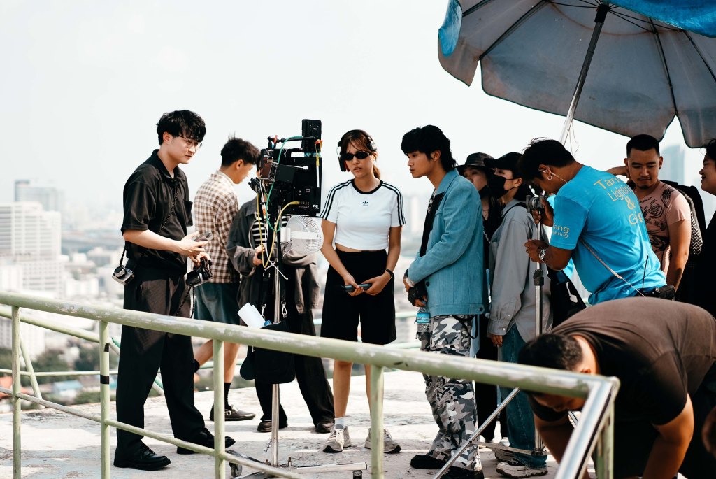 白上衣女生是導演