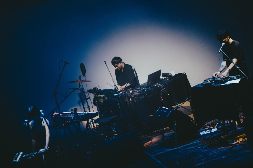 落差草原WWWW擔任臥軌的火車演出嘉賓 (照片提供:子皿)