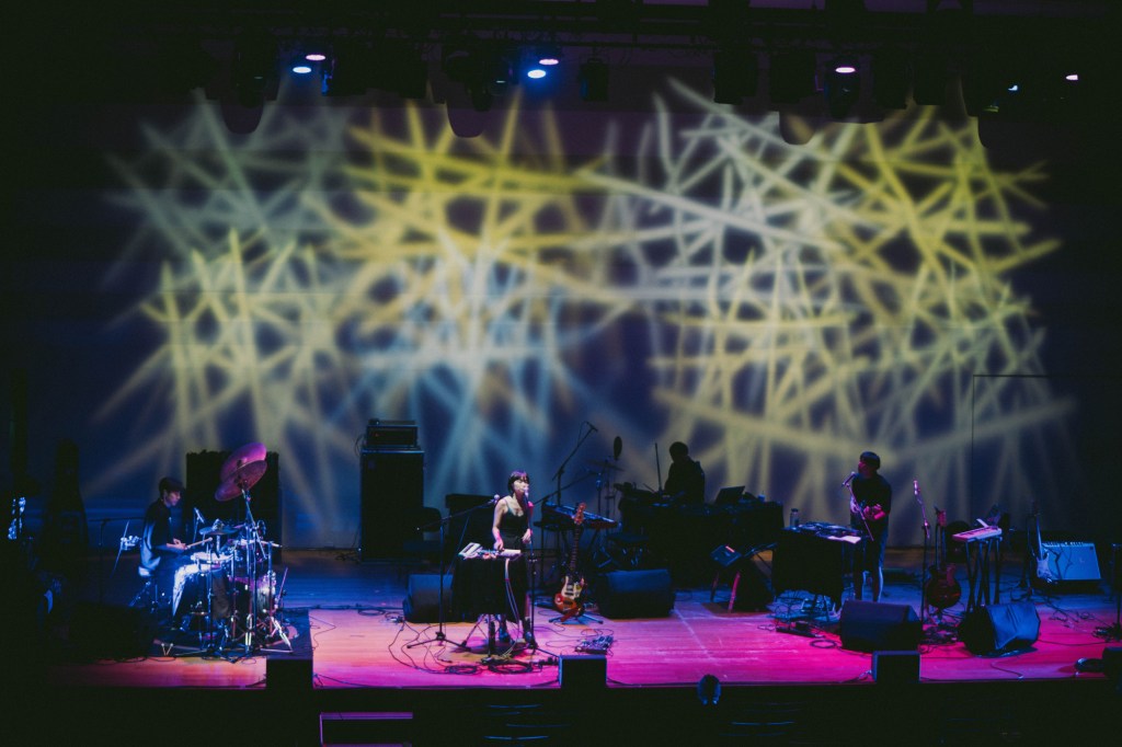 落差草原WWWW擔任臥軌的火車演出嘉賓 (照片提供:子皿)