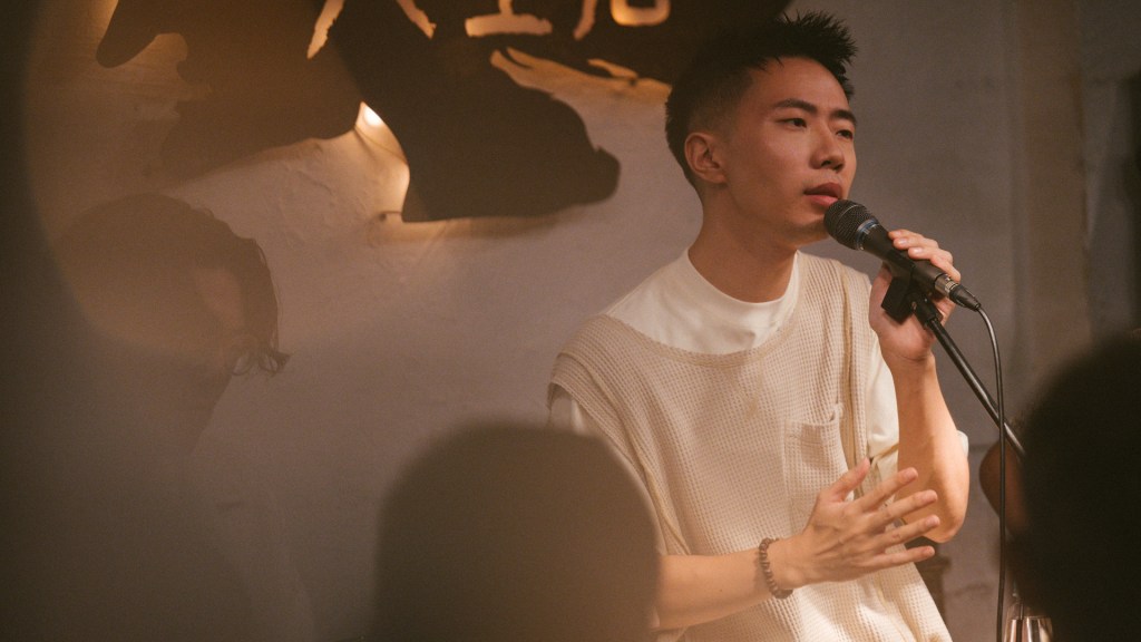 鄭興受邀女巫店開唱三場不同曲目 (照片提供:好的秋工作室)