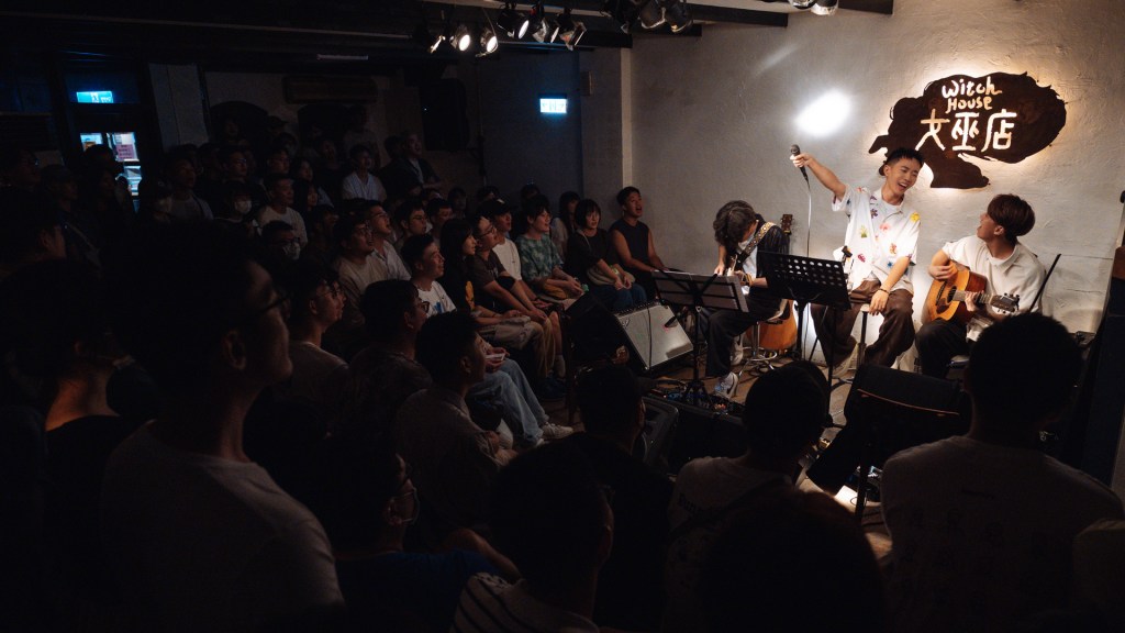 鄭興受邀女巫店開唱三場不同曲目 (照片提供:好的秋工作室)