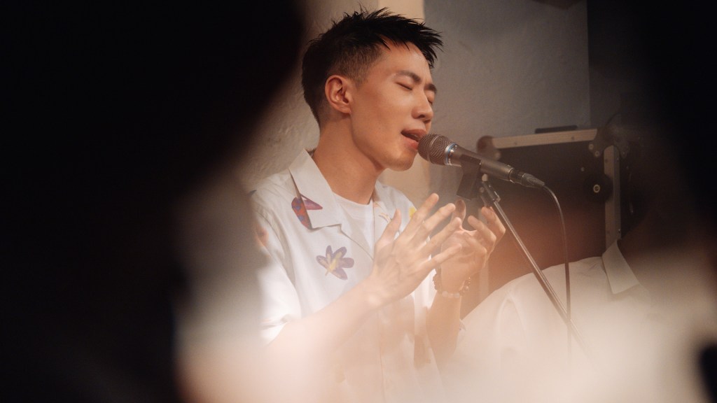 鄭興受邀女巫店開唱三場不同曲目 (照片提供:好的秋工作室)