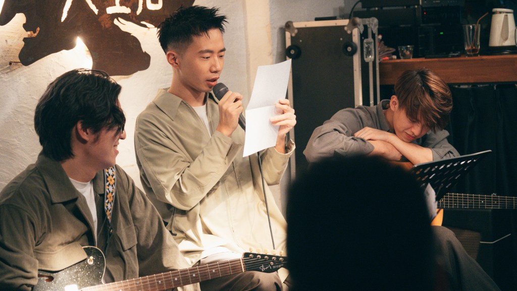 鄭興受邀女巫店開唱三場不同曲目 (照片提供:好的秋工作室)