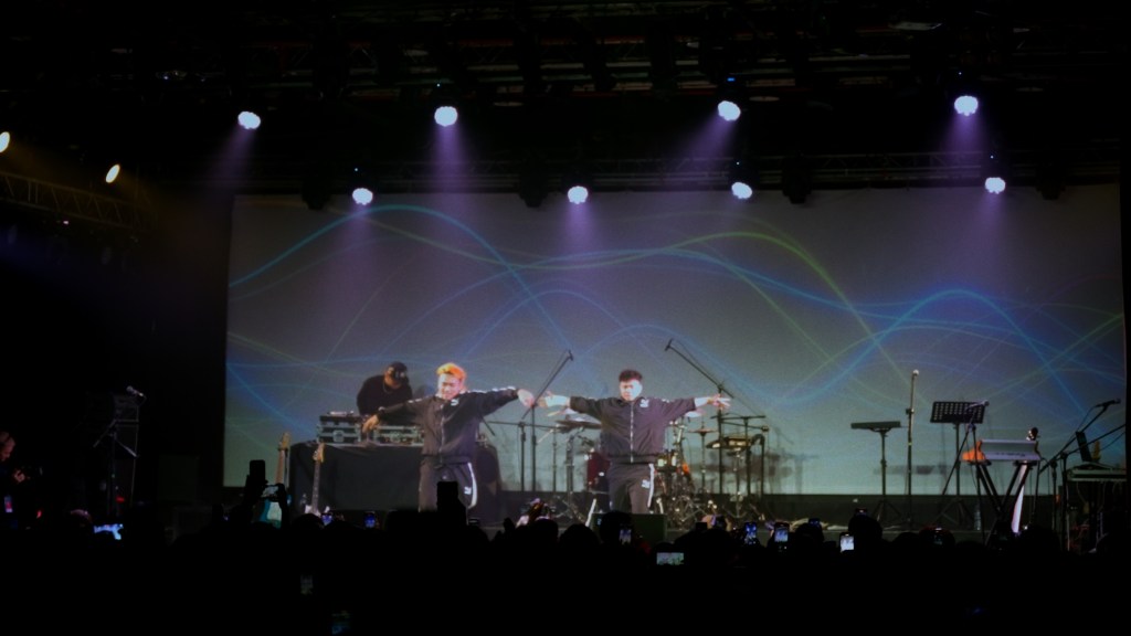 阿跨面在專場演出中,與同為 B-Boy 的製作人 2-CHI 大跳霹靂舞